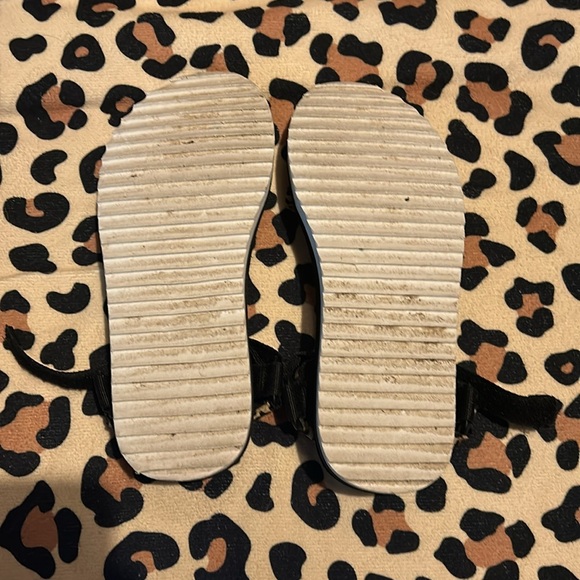 Strappy supportive sandals - Picture 3 of 4